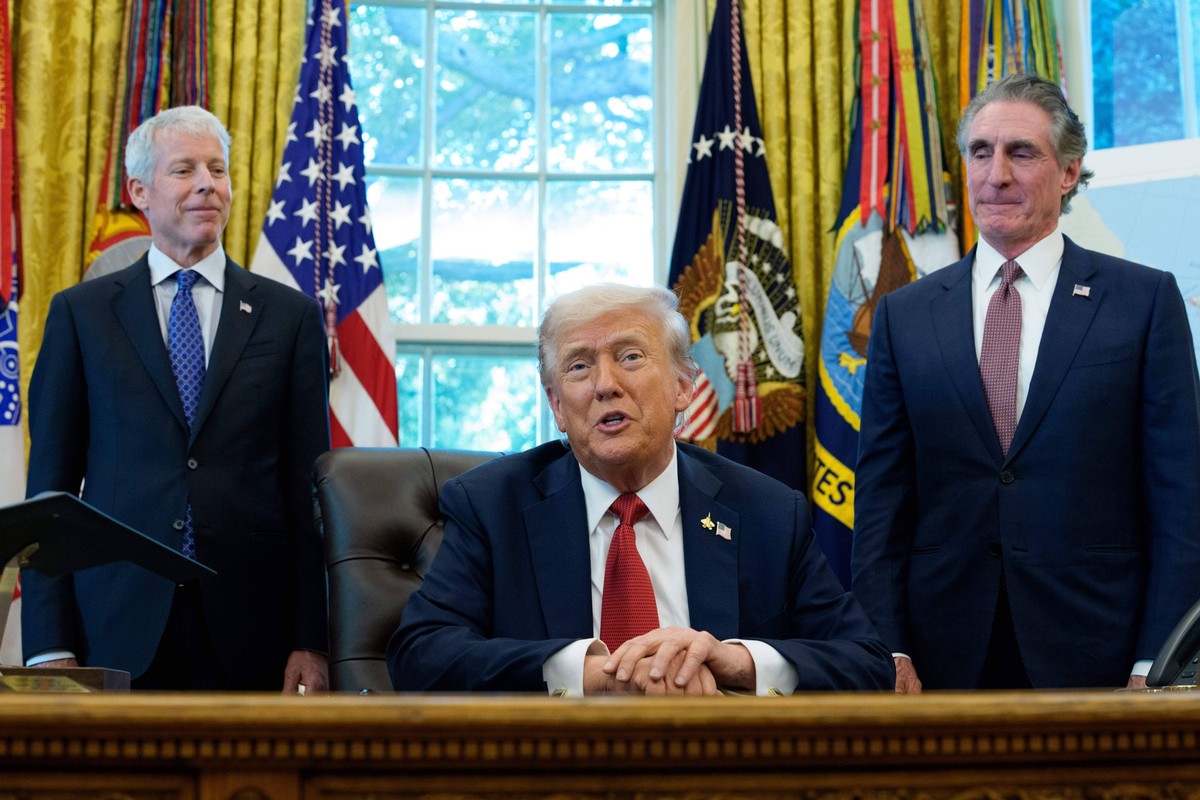 October 6, 2025, Washington, District Of Columbia, USA: United States Secretary of Energy Chris Wright, United States President Donald J Trump and United States Secretary of the Interior and Chair, Na ...