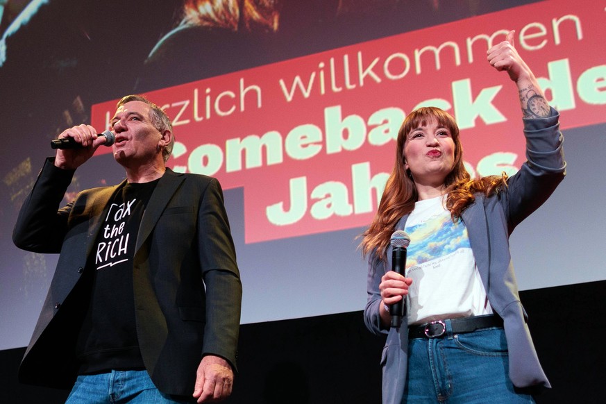 21.02.2025, Berlin: Die Spitzenkandidaten der Partei Die Linke Jan van Aken (l), Bundesvorsitzender, und Heidi Reichinnek, stehen auf der Bühne vor Beginn der Veranstaltung zum Endspurt im Wahlkampf u ...