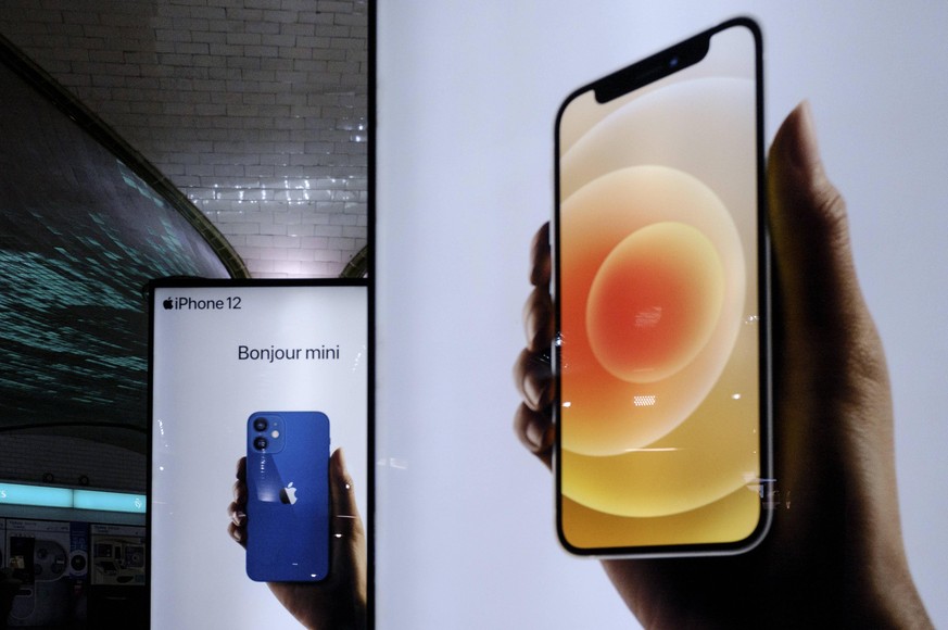 Photographs illustrating Apple s advertisements to promote the IPhone 12 Mini in the metro station of the St Lazare train station in Paris on December 22nd, 2020. PUBLICATIONxINxGERxSUIxAUTxONLY Julie ...