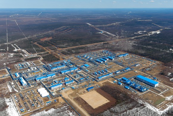 DIESES FOTO WIRD VON DER RUSSISCHEN STAATSAGENTUR TASS ZUR VERFÜGUNG GESTELLT. [SAKHA REPUBLIC (YAKUTIA), RUSSIA - MAY 12, 2022: A gas treatment facility is pictured at Gazprom&#039;s Chayanda oil and ...