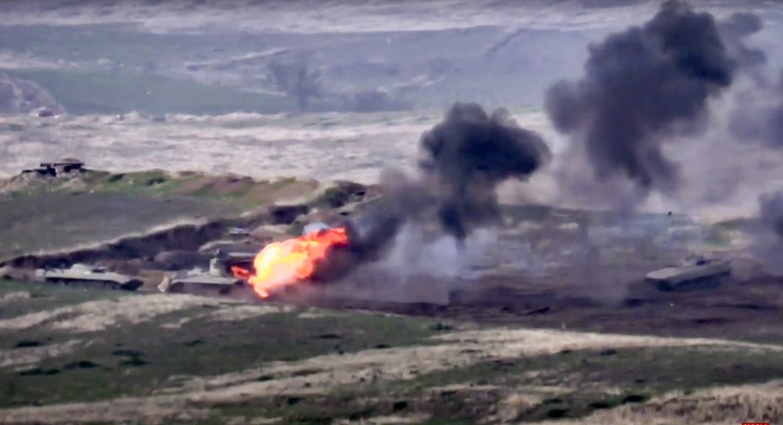 Dieses Bild soll zeigen, wie armenische Streitkräfte ein aserbaidschanisches Militärfahrzeug in  Berg-Karabach zerstören.