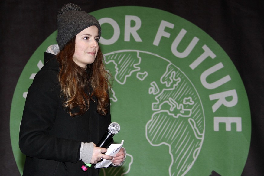 Luisa Neubauer bei der Auftaktkundgebung zur &#039;Fridays for Future&#039; Demonstration am Heiligengeistfeld, nach der zehntausende Teilnehmer durch die Innenstadt zogen. Hamburg, 21.02.2020 | Verwe ...