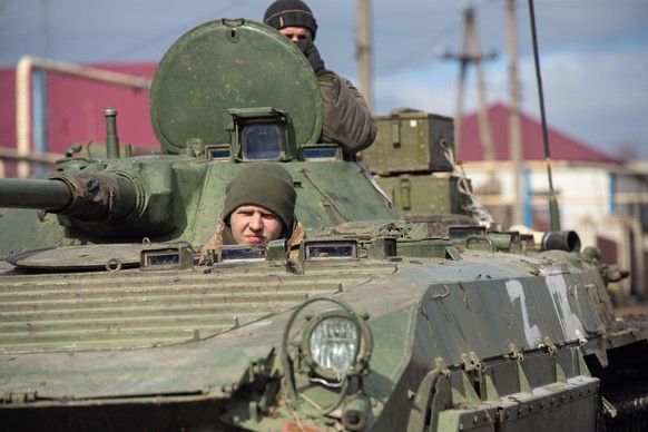 Pro-Russische Separatisten im Panzer.