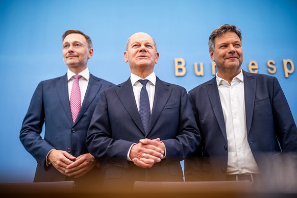 ARCHIV - 05.07.2024, Berlin: Bundeskanzler Olaf Scholz (SPD,M) Robert Habeck (Bündnis 90/Die Grünen , r), Bundesminister für Wirtschaft und Klimaschutz, und Christian Lindner (FDP), Bundesminister der ...