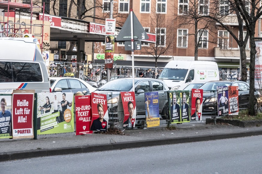 Start für Wahlplakate für die Wiederholungswahl am 12. Februar in Berlin. Wahlplakate an der Sonnenallee in Berlin-Neukölln Start für Wahlplakate für die Wiederholungswahl des Abgeordnetenhauses am 12 ...