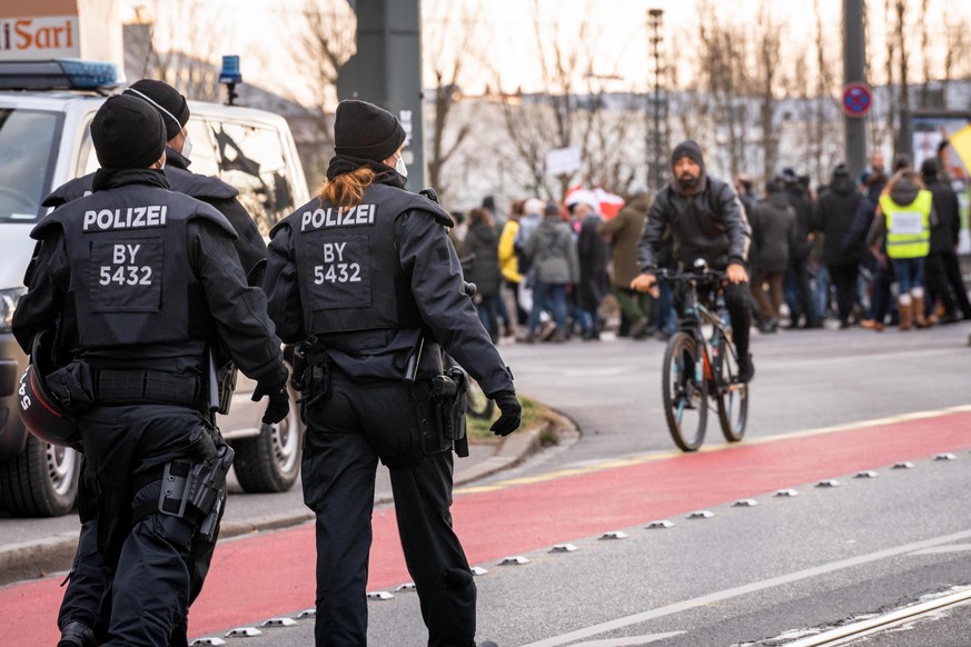 Die bayerische Polizei begleitet zu Fuß eine angemeldete Demonstration für die Freiheit und gegen die Covid-19 Maßnahmen wie der Impfpflicht für eine freie Impfentscheidung , Corona Demo Augsburg