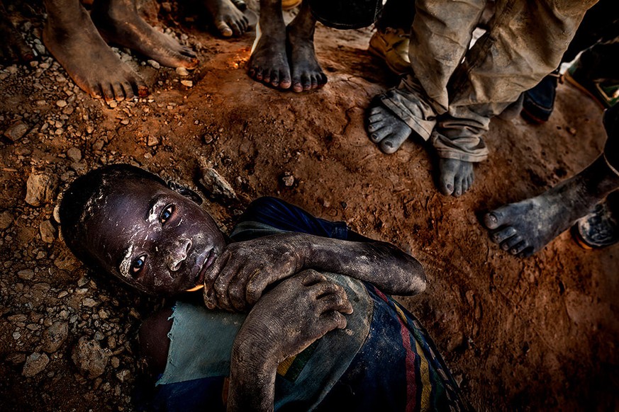 Goldsucher-Kinder in Burkina Faso.