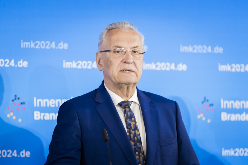 21.06.2024, Brandenburg, Potsdam: Joachim Herrmann (CSU), Innenminister von Bayern, spricht bei einer Presskonferenz zum Abschluss der Frühjahrskonferenz der Innenminister und Innensenatoren im Dorint ...