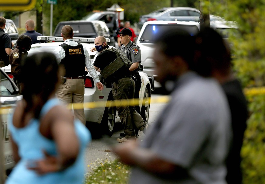 April 21, 2021, Elizabeth City, NC, USA: The scene of Wednesday s, April 21, 2021, police involved shooting at Perry Street in Elizabeth City, North Carolina. Elizabeth City USA - ZUMAm67_ 20210421_za ...