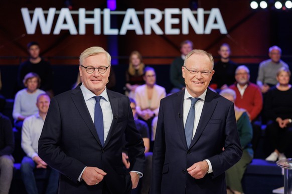 27.09.2022, Niedersachsen, Hildesheim: Niedersachsens Wirtschaftsminister Bernd Althusmann (CDU, l) und Niedersachsens Ministerpräsident Stephan Weil (SPD) stehen vor Beginn des TV-Duell zur Landtagsw ...