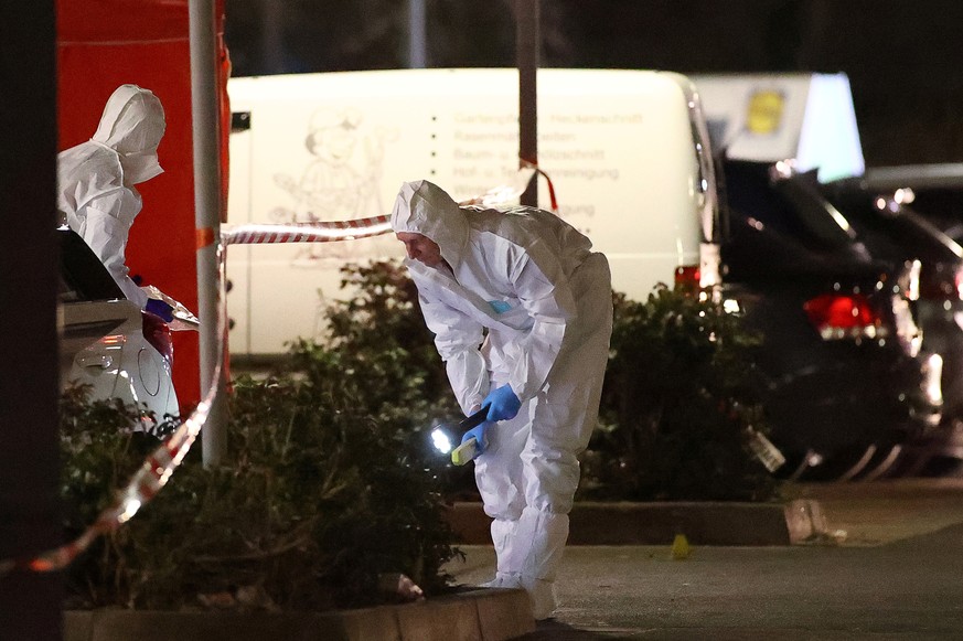 Forensic experts search the area after a shooting in Hanau near Frankfurt, Germany, February 20, 2020. REUTERS/Kai Pfaffenbach