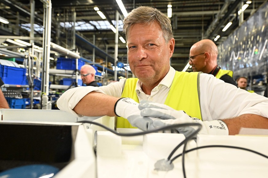 12.08.2024, Niedersachsen, Holzminden: Bundeswirtschaftsminister Robert Habeck (Grüne) besucht das deutsche Unternehmen Stiebel Eltron im Solling und montiert eine Wärmepumpe. Stiebel Eltron hat sich  ...