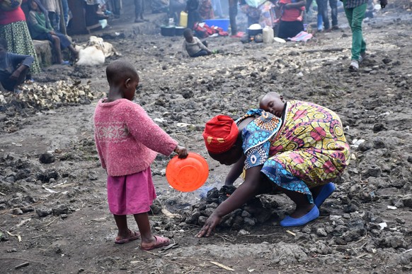 220620 -- KIBUMBA, June 20, 2022 -- Photo taken on May 31, 2022 shows displaced people making fire in Kibumba, the Democratic Republic of the Congo DRC. The number of people forced to flee their homes ...