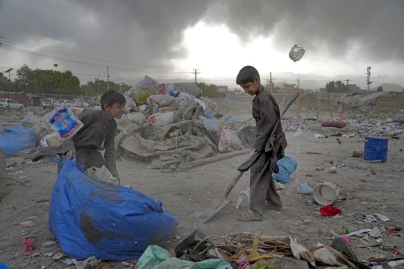 08.05.2022, Afghanistan, Kabul: Zwei afghanische Kinder sammeln wiederverwertbares Material von einer M�llhalde. Foto: Ebrahim Noroozi/AP/dpa +++ dpa-Bildfunk +++