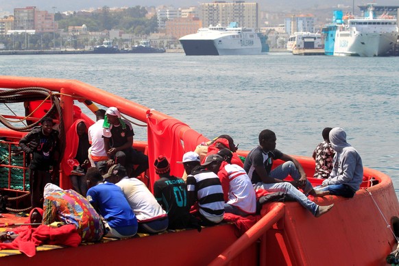 News Themen der Woche KW 35 News Bilder des Tages Several sub-Saharan men wait on board Spanish Sea Rescue Unit s ship upon their arrival in Algeciras port, Cadiz, southern Spain, 30 August 2018. Span ...