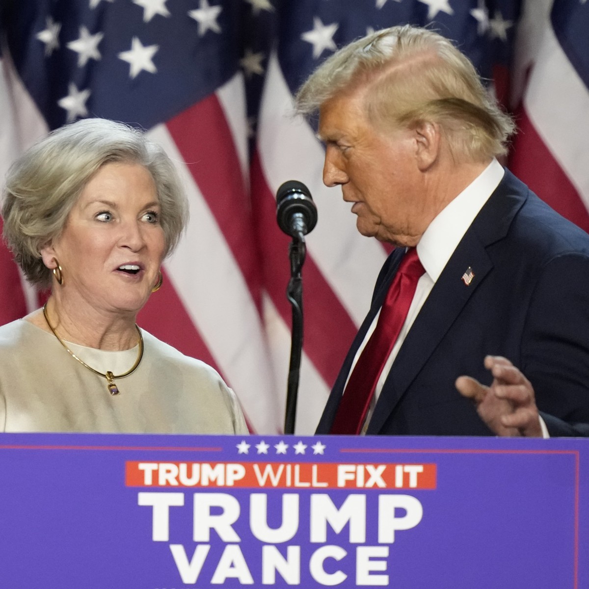 06.11.2024, USA, West Palm Beach: Der republikanische Präsidentschaftskandidat und ehemalige US-Präsident Donald Trump bringt Susie Wiles bei einer Wahlparty zum Podium. Foto: Alex Brandon/AP/dpa +++  ...