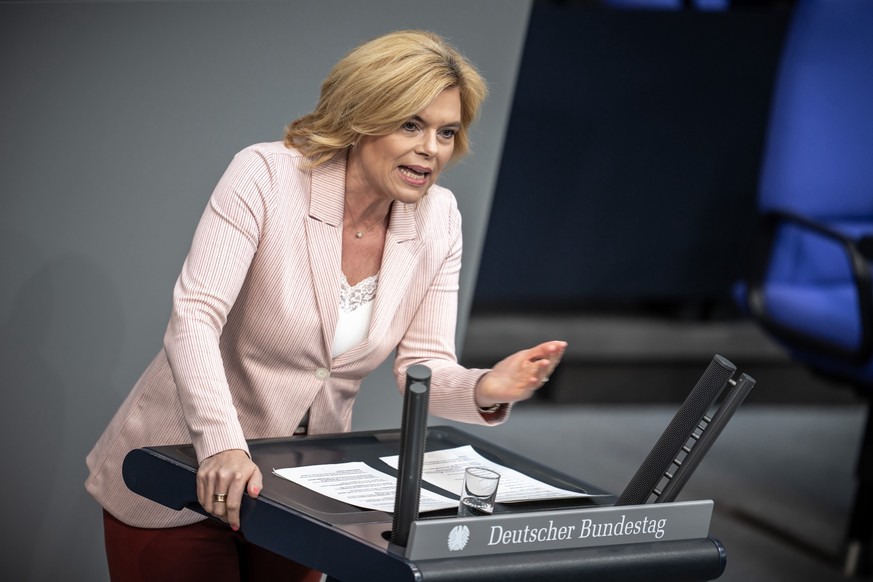 11.04.2024, Berlin: Julia Klöckner (CDU), spricht im Plenarsaal im Bundestag in der Debatte zum Sofortprogramm für die deutsche Wirtschaft . Foto: Michael Kappeler/dpa +++ dpa-Bildfunk +++