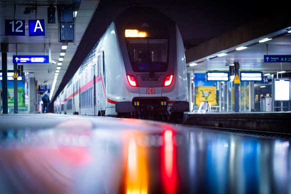 ARCHIV - 16.11.2023, Niedersachsen, Hannover: Ein Zug steht im Hauptbahnhof Hannover am fr�hen Morgen an einem menschenleeren Bahnsteig. Die Deutsche Bahn ist mit dem Versuch gescheitert, den geplante ...