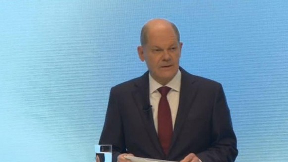 Scholz startet die Pressekonferenz.