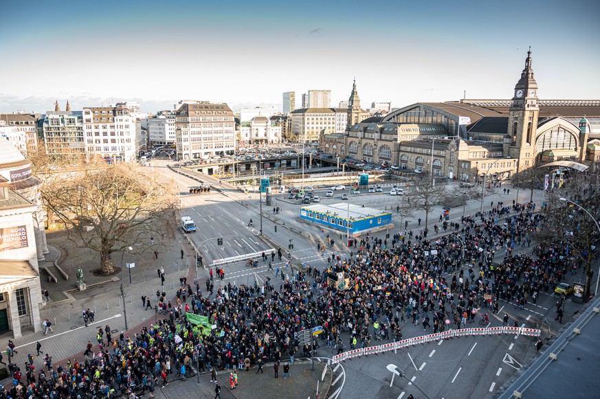 29.11.2019, Hamburg: Zahlreiche Menschen nehmen an der ?Fridays for Future?-Demonstration zum globalen Klima Aktionstag teil. Foto: Daniel Reinhardt/dpa | Verwendung weltweit