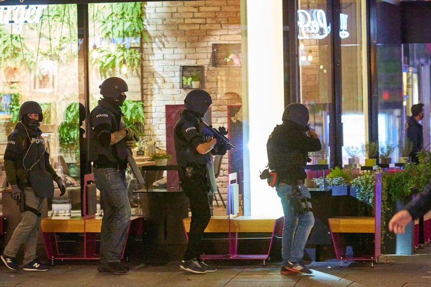 News Bilder des Tages - Wien 02.11.2020 - Heute abend gab es in der Wiener Innenstadt einen Terroranschlag bei dem an mehreren Tatorten zwei Passanten getötet wurden und zumindest 15 Menschen teils sc ...