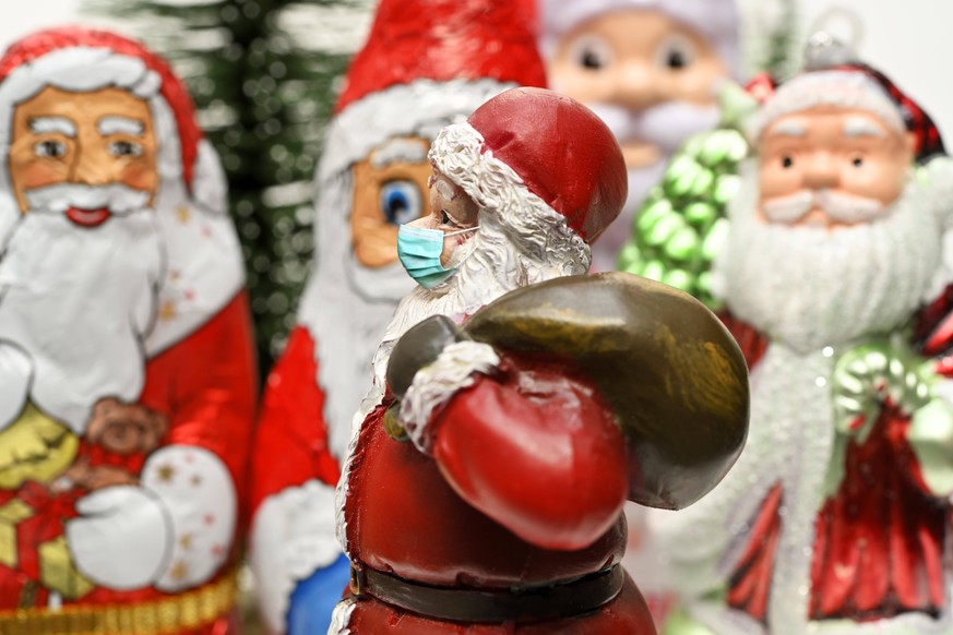 FOTOMONTAGE, Deko-Weihnachtsmann mit Mundschutz, Corona-Weihnachten *** FOTOMONTAGE, Deco Santa Claus with mouth guard, Corona Christmas