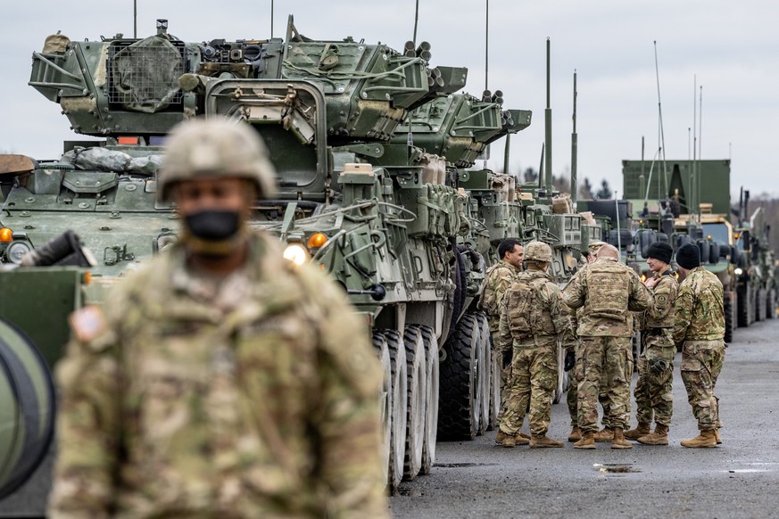 ARCHIV - 09.02.2022, Bayern, Vilseck: US-Soldaten stehen auf dem Gel