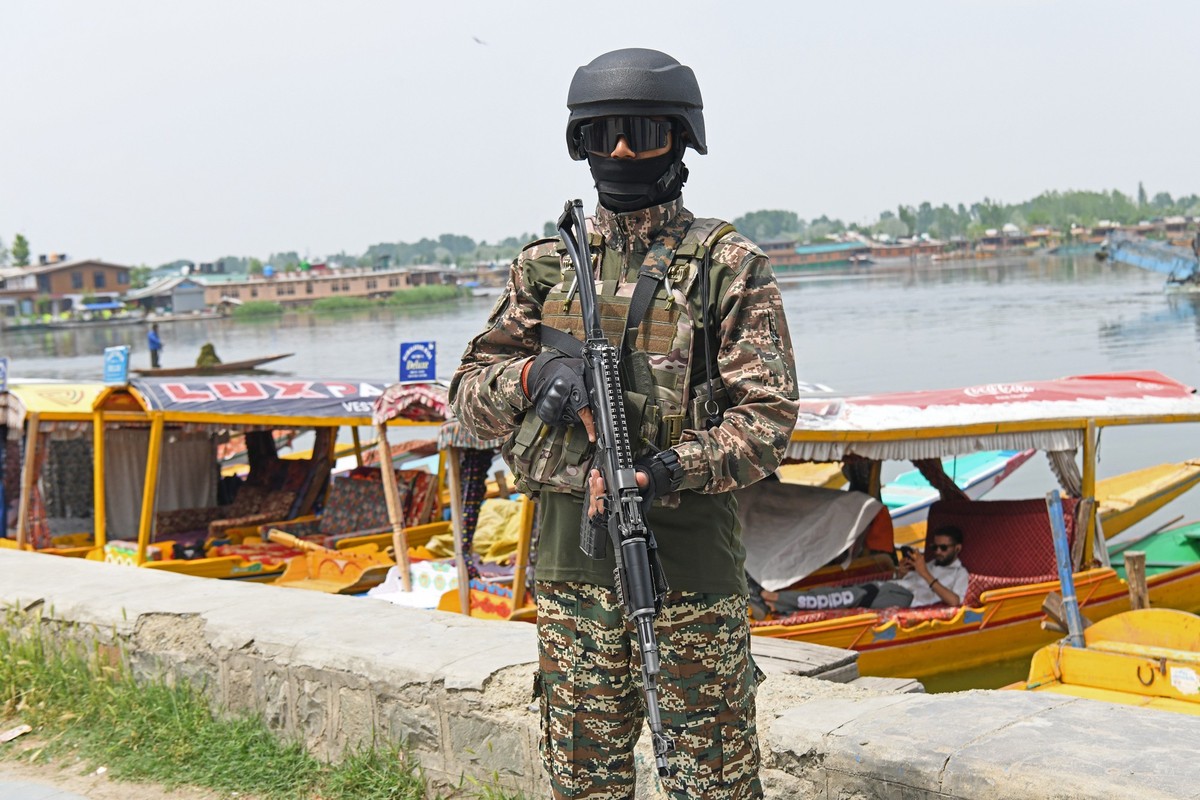 06.05.2025, Indien, Srinagar: Ein indischer paramilit