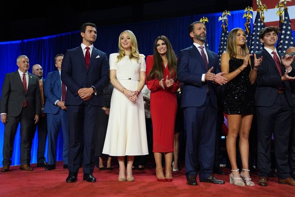 Von links: Michael Boulos und seine Frau Tiffany Trump, Kimberly Guilfoyle, Donald Trump Jr., Kai Madison Trump und Donald Trump III.