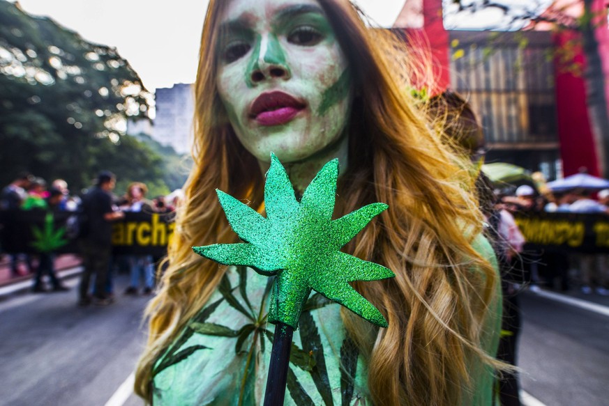 May 26, 2018 - So£O Paulo, So£o Paulo, Brazil - SAO PAULO SP, SP 26/05/2018 BRAZIL-MARIJUANA-DEMO: Activists demanding the legalization of marijuana march past the Reichstag during the annual Hemp Par ...