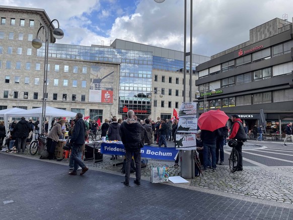 Passanten schauen kurz interessiert, um dann wieder weiterzugehen. Der Protest findet kaum Beachtung.