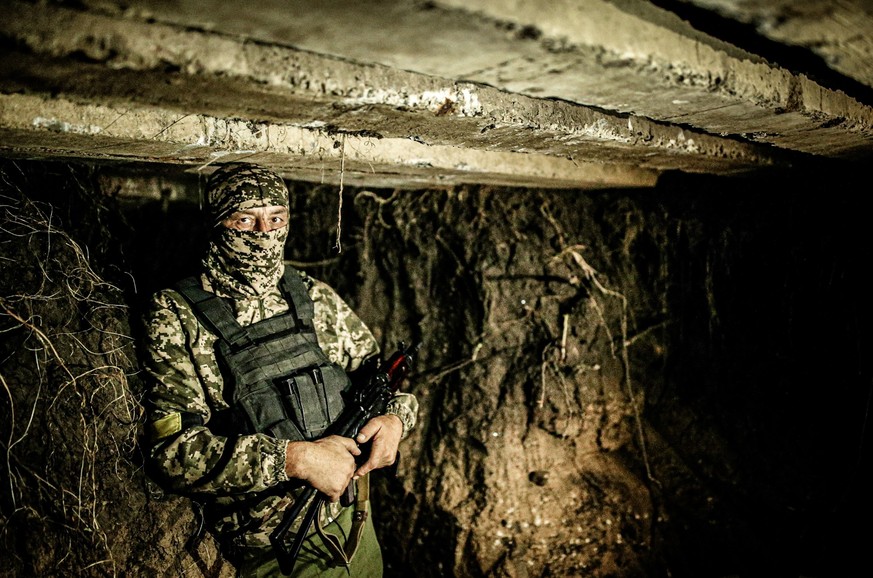Soldat Mykolajiw *** NUR FUeR REDAKTIONELLE ZWECKE *** EDITORIAL USE ONLY ***&lt;p&gt;Ein ukrainischer Soldat steht in einem Schuetzengraben im Grossraum Mykolajiw, Ukraine, am Samstag 03. September 2 ...