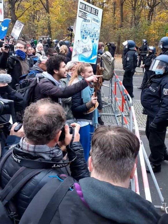 "Lasst uns rein", rufen die Demonstrationsteilnehmer.