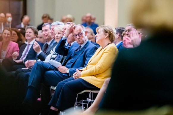 27.09.2022, Berlin: Friedrich Merz, CDU-Bundesvorsitzender, und Angela Merkel (CDU), ehemalige Bundeskanzlerin, nehmen an der Eröffnungsveranstaltung der Bundeskanzler-Helmut-Kohl-Stiftung in der Frie ...
