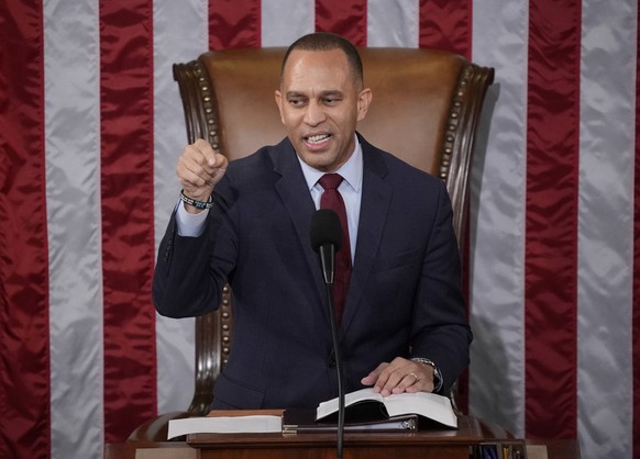 Rep. Hakeem Jeffries, D-NY, introduces Rep. Kevin McCarthy, R-CA, as the new Speaker of the House at the U.S. Capitol in Washington, DC on Friday, January 6, 2023. PUBLICATIONxINxGERxSUIxAUTxHUNxONLY  ...