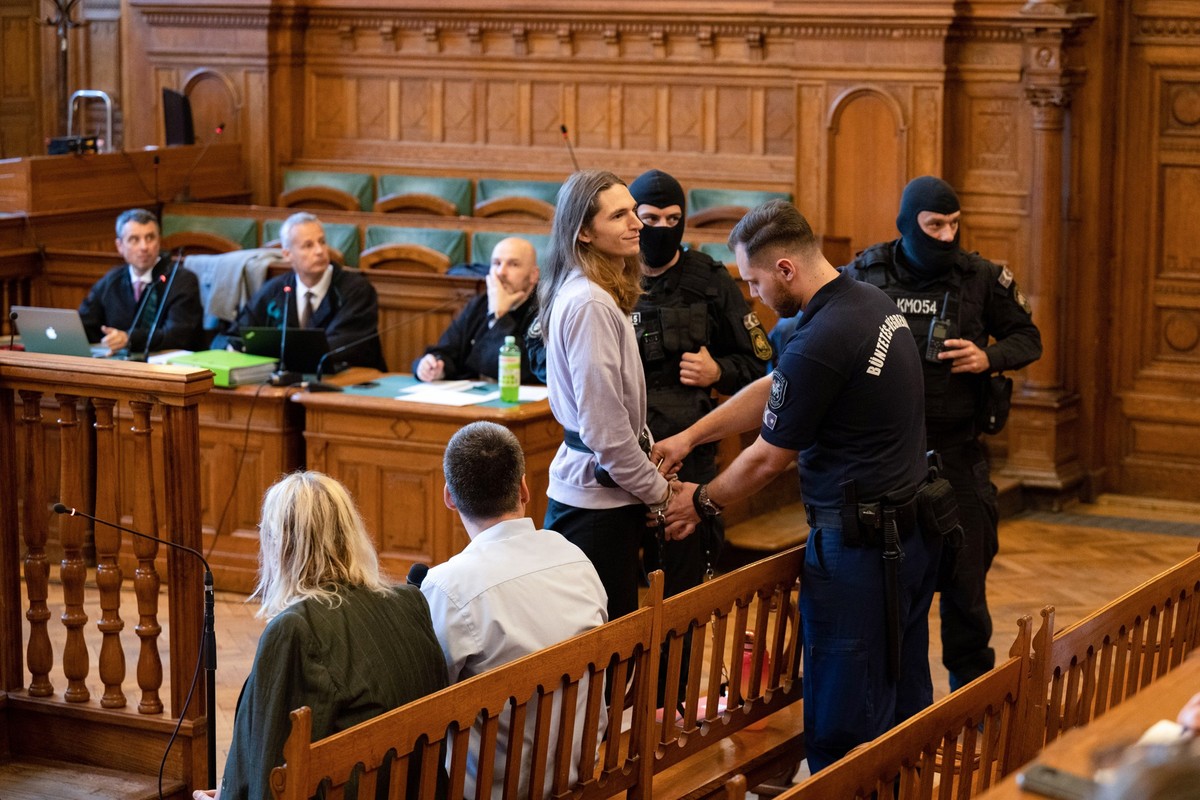 20.06.2025, Ungarn, Budapest: Maja T. werden die Fesseln abgenommen im Gerichtssaal, wo über den Antrag auf Haftentlassung entschieden werden soll. Das Stadtgericht in Budapest entscheidet, ob die deu ...