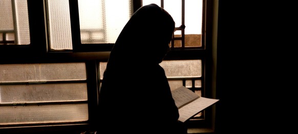 20.03.2024, Afghanistan, --: Furusan liest in einem Heft. Die 15-J�hrige wollte Anw�ltin werden, nun ist sie vom Schulbesuch ausgeschlossen. In Afghanistan hat am 20.03.2024 das neue Schuljahr begonne ...