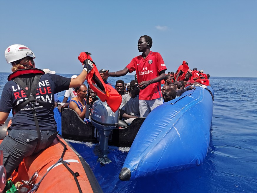 Auf dem Mittelmeer sind vor der libyschen Küste am Montag mehr als 250 Migranten gerettet worden. Das deutsche Rettungsschiff &quot;Eleonore&quot; nahm rund 100 Migranten nahe Libyen auf.