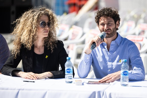 16.05.2024, Berlin: Alon Gat, dessen Schwester am 7. Oktober 2023 verschleppt wurde (l-r) und Organisatorin Melody Sucharewicz sprechen auf einer Pressekonferenz. Der Bebelplatz soll f