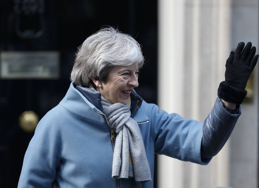 News Bilder des Tages (190314) -- LONDON, March 14, 2019 (Xinhua) -- British Prime Minister Theresa May leaves 10 Downing Street for the House of Commons in London, Britain, on March 14, 2019. British ...