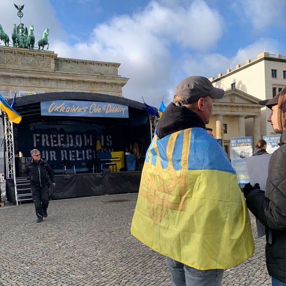 Vor dem Brandenburger Tor in Berlin versammeln sich Unterstützende der Ukraine.
