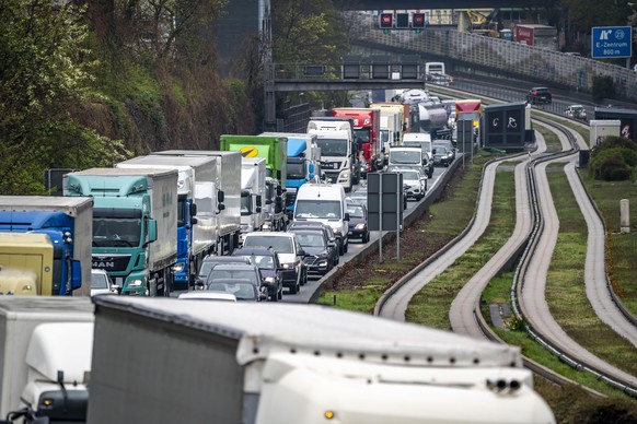 Verkehrsstau auf der Autobahn A40, Ruhrschnellweg, in Essen, Verkehrsstörung in Richtung Bochum, nach Unfall, Busspur in der Mitte der Autobahn, NRW, Deutschland,