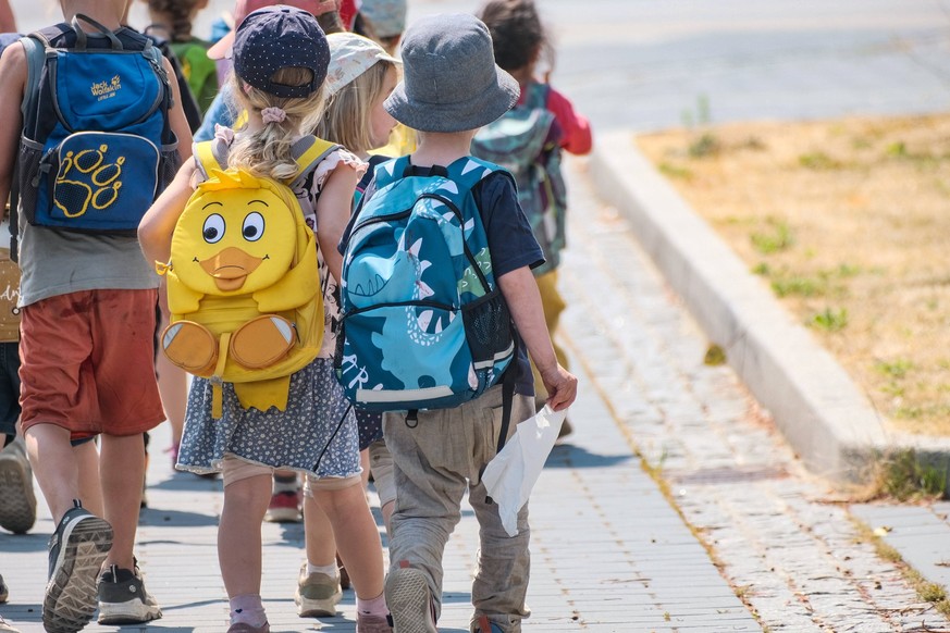 Düsseldorf 15.06.2023 Kindergarten Kita Kindertagesstätte Kindergartenkinder Betreuung Ganztagsbetreuung Ausflug Rechtsanspruch Kleinkinder Familie Fürsorge Alterspyramide Rentenanspruch Rentenerhöhun ...