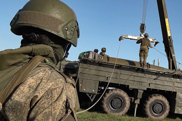 HANDOUT - 10.06.2024, Russland, ---: Auf diesem vom Pressedienst des russischen Verteidigungsministeriums via AP veröffentlichten Videostandbild bereiten russische Truppen einen Raketenwerfer für geme ...