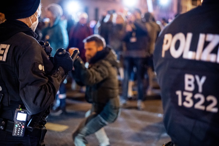 Die Szene wird radikaler: "Querdenker" bei Protestaktion in München. 