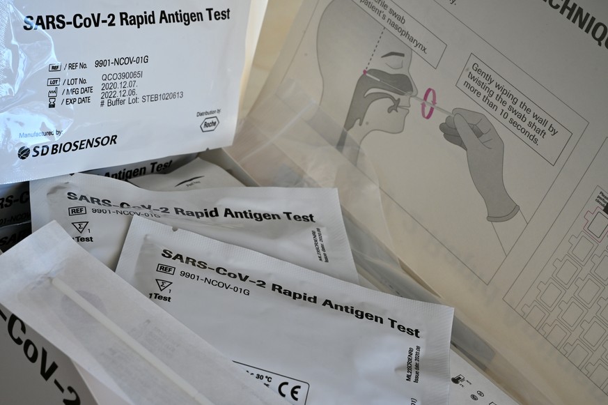 02.03.2021, Bayern, Neubiberg: Schnelltests mit der Aufschrift &quot;SARS-Cov-2 Rapid Antigen Test&quot; liegen auf einem Tisch einer Grundschule zum Corona-Schnelltest bereit. Foto: Peter Kneffel/dpa ...