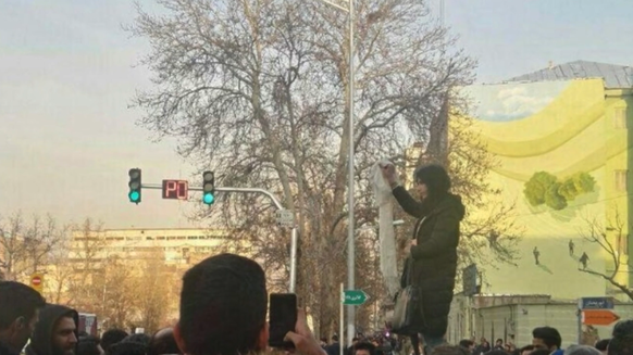 Azam Jangravi protestierte 2018 gegen die Kopftuchpflicht im Iran.