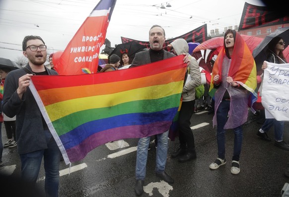 ARCHIV - 01.05.2018, Russland, St. Petersburg: Igor Kochetkov (M), Anwalt und Gründer einer russischen Gruppe für LGBTQ+-Rechte, und andere Aktivisten nehmen an einer Maikundgebung teil. Der Oberste G ...