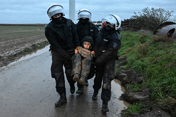 12.01.2023, Nordrhein-Westfalen, Erkelenz: Umweltaktivistin Luisa Neubauer wird von Polizisten w�hrend einer Sitzblockade weggetragen. Die Demonstranten hatten versucht am zweiten Tag der R�umung durc ...