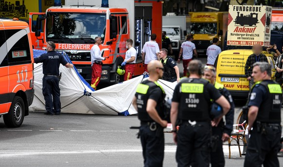 08.06.2022, Berlin: Einsatzkr�fte und Polizei stehen nach einem Zwischenfall auf der abgesperrten Stra�e und sichern das Areal. Ein Auto ist in der N�he der Ged�chtniskirche in Berlin in eine Personen ...